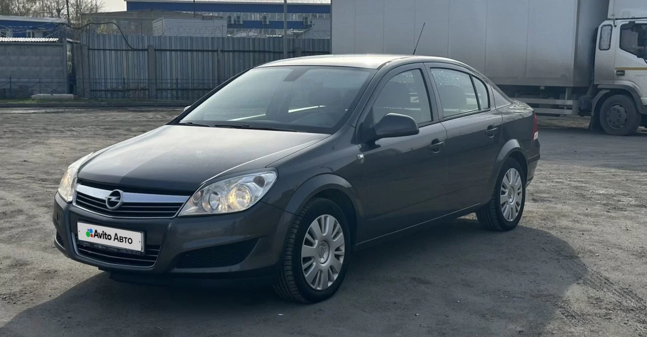 автомобиль Opel Astra 2011