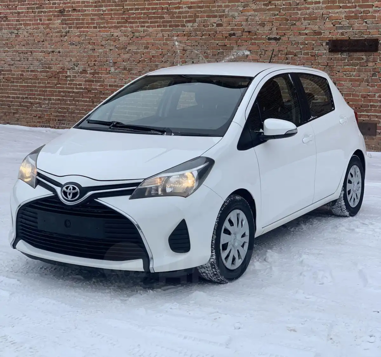 автомобиль Toyota Yaris 2015